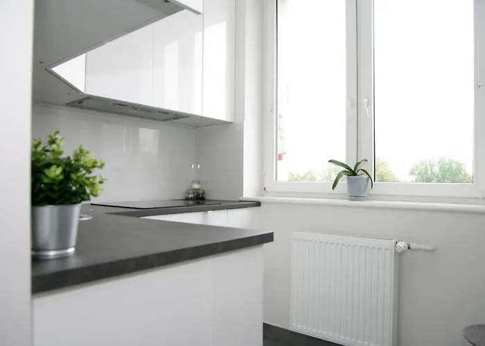 Hotel Fryderyk Solidarnosci 129/131 *